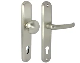 klamka-zewnetrzna-handmet-wzmocniona-dlugi-szyld-z-otworem-na-wkladke