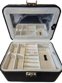 szkatulka-na-bizuterie-2-poziomowa-z-lusterkiem-zamykana-na-klucz-czarna