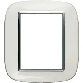 ramka-potrojna-legrand-bialy