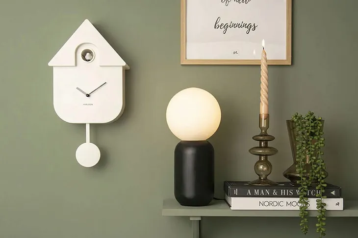 zegar-scienny-bialy-z-kukulka-do-salonu-i-kuchni-modern-cuckoo-system-liczbowy-bez-cyfr