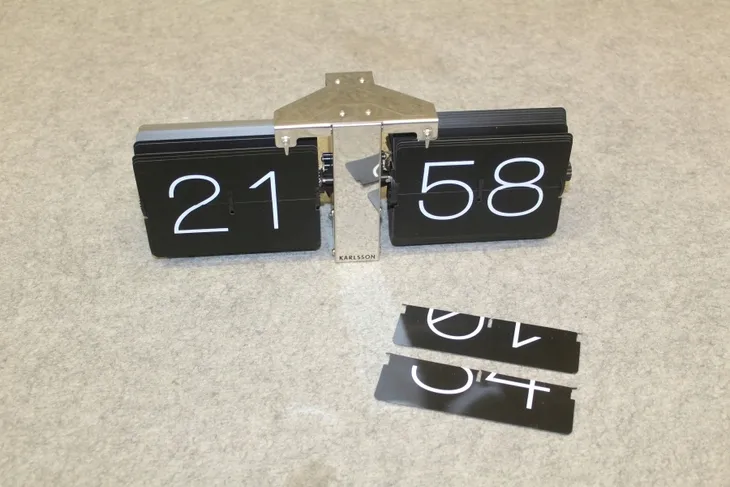 zegar-scienny-karlsson-czarny-36cm-ksztalt-prostokatny