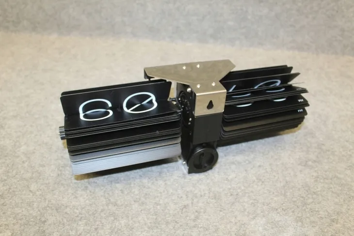 zegar-scienny-karlsson-czarny-36cm-cechy-dodatkowe-mechanizm-kwarcowy