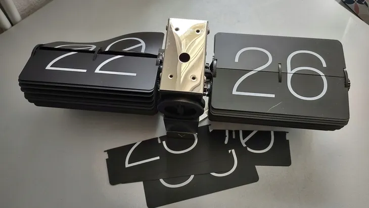 zegar-scienny-karlsson-czarny-36cm-certyfikat-ce