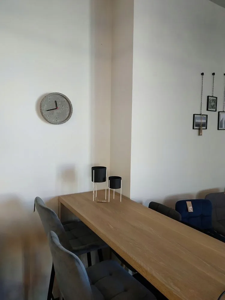 zegar-scienny-karlsson-szary-26cm