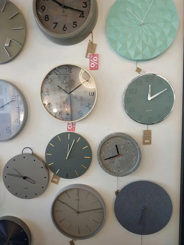 zegar-scienny-karlsson-szary-26cm