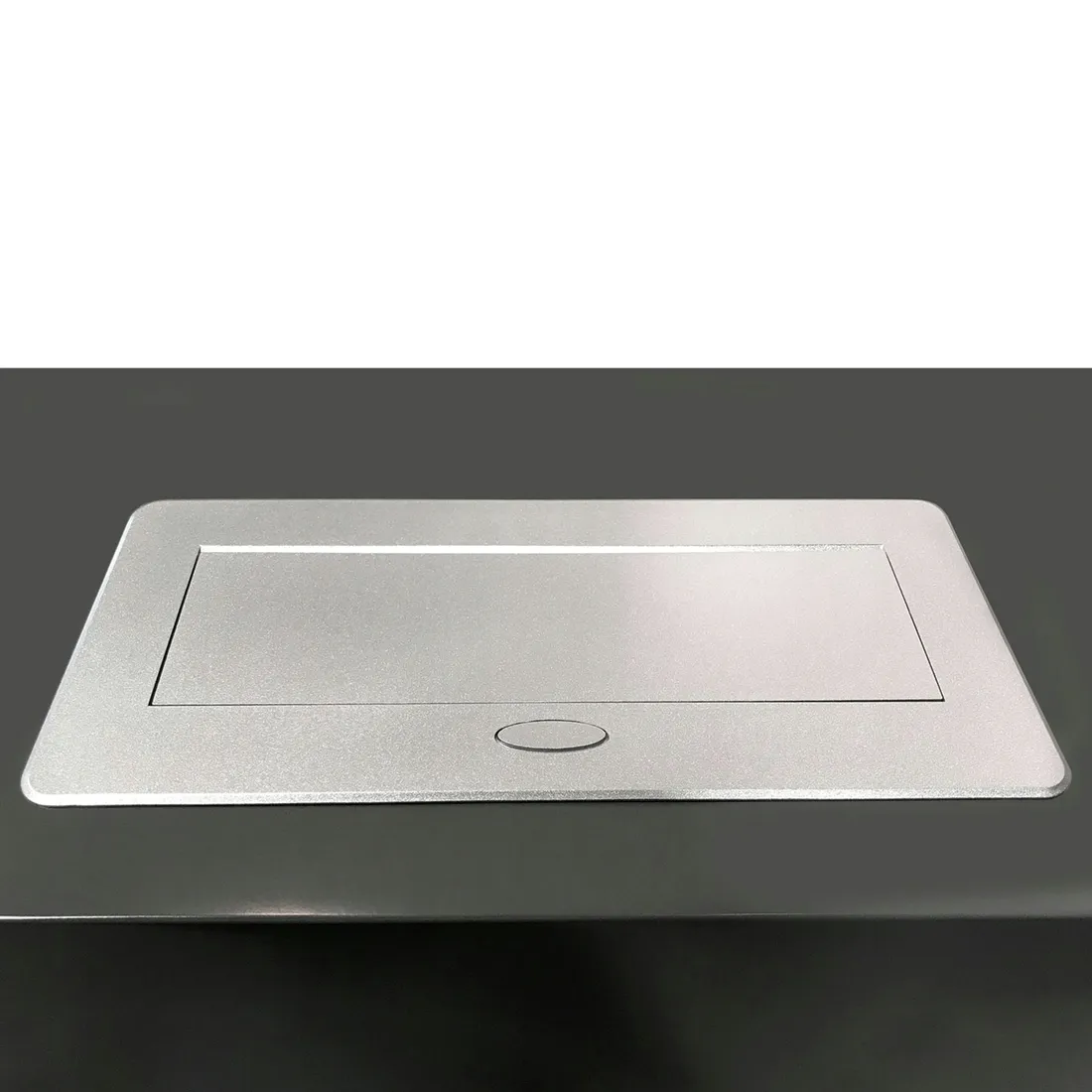 gniazdo-chowane-w-blat-atom-26-lite-usb-aluminium