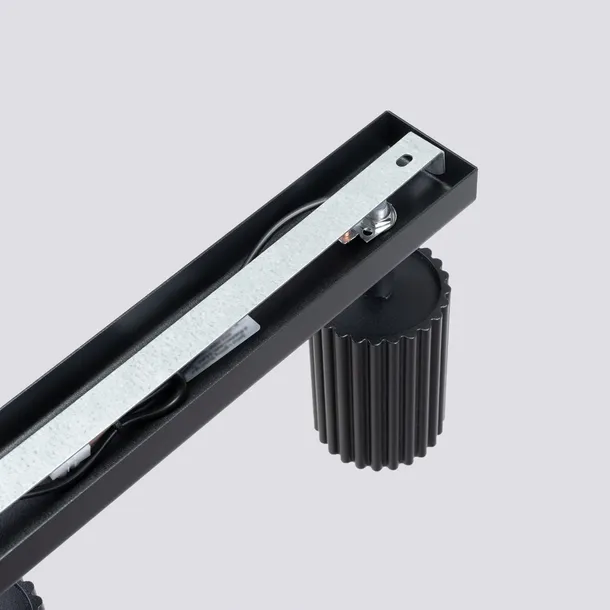 lampa-sufitowa-z-reflektorami-listwa-czarna-ryflowana-do-biura-karbon-4l-liczba-punktow-swiatla-4