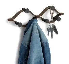 wieszak-wiszacy-drewno-umbra-orzech