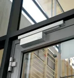 samozamykacz-assa-abloy-dc700-srebrny-maksymalna-szerokosc-drzwi-140-cm
