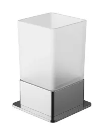 szklany-kubek-lazienkowy-stojacy-na-szczoteczki