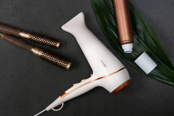 suszarka-do-wlosow-mesko-ms-2250-zalaczone-wyposazenie-koncentrator