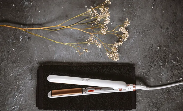 prostownica-adler-ad2317-kolor-dominujacy-bialy
