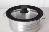 uniwersalna-okragla-pokrywa-silikonowa-z-galka-o26-28-30cm-3w1-srednica-28-cm