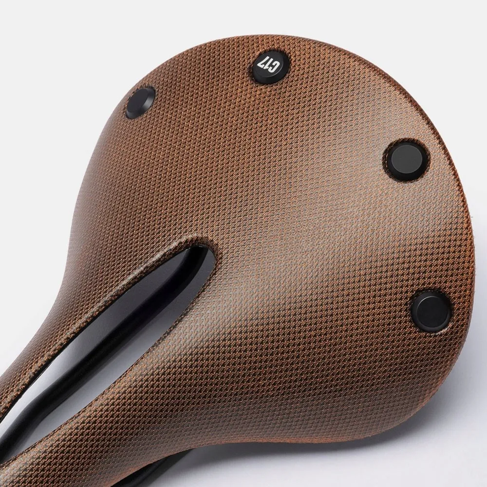 siodelko-brooks-c17-carved-164-mm
