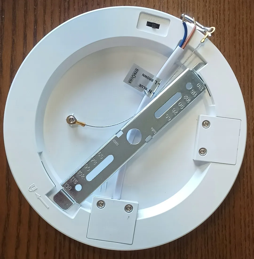 plafon-okragly-struhm-bialy