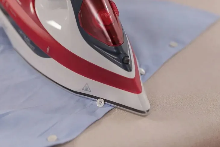 zelazko-solac-pv2014-2600-w-funkcje-pionowy-wyrzut-pary