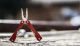 mini-multitool-brelok-kombinerki-8-w-1-latarka-noz-cechy-dodatkowe-blokada