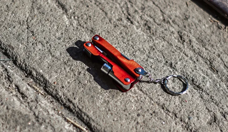 mini-multitool-brelok-kombinerki-8-w-1-latarka-noz-narzedzia-szczypce