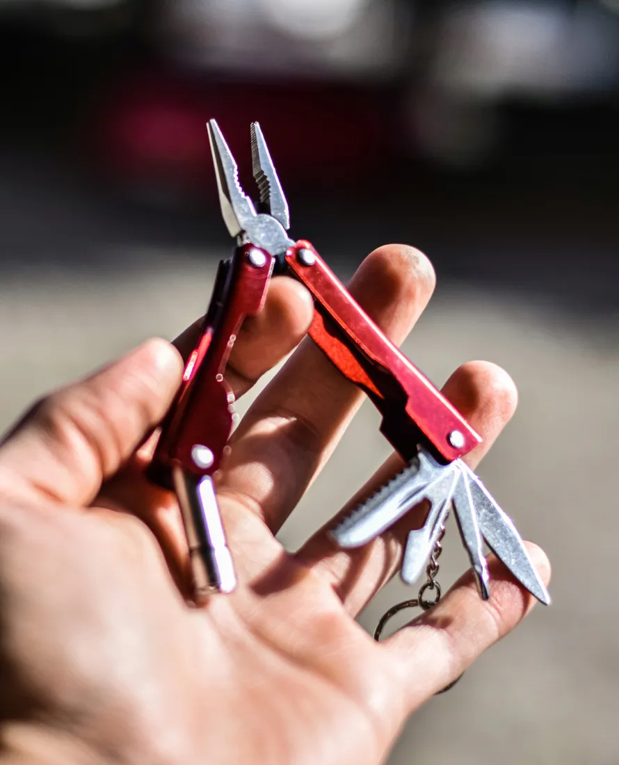 mini-multitool-brelok-kombinerki-8-w-1-latarka-noz-cechy-dodatkowe-blokada