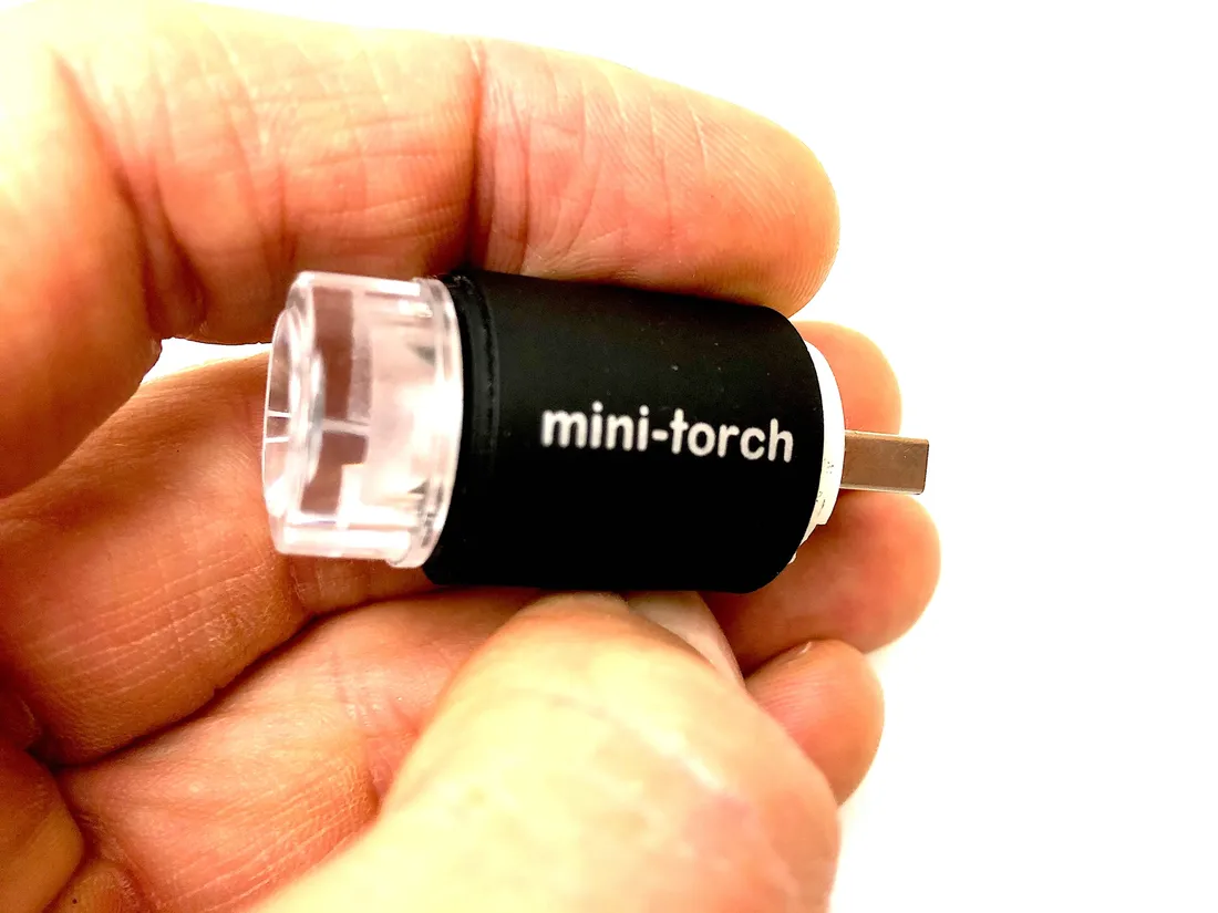 latarka-mala-usb-mini-akumulator-led-brelok-dioda