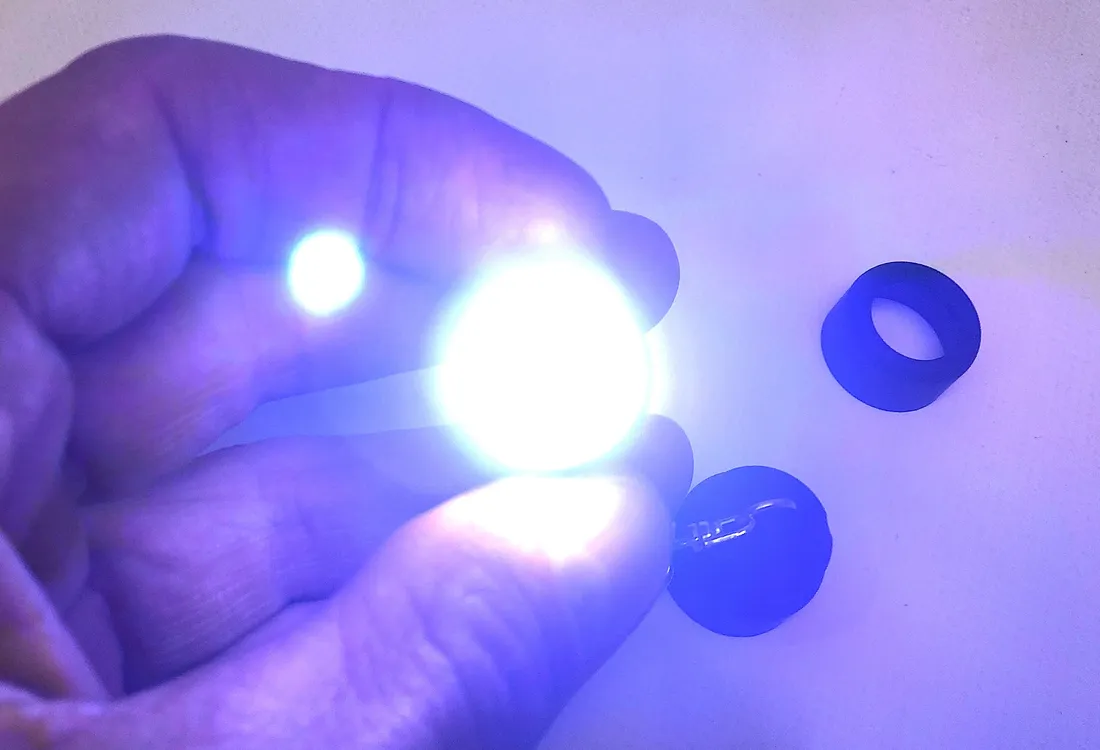 latarka-mala-usb-mini-akumulator-led-brelok-dioda-moc-znamionowa-5-w