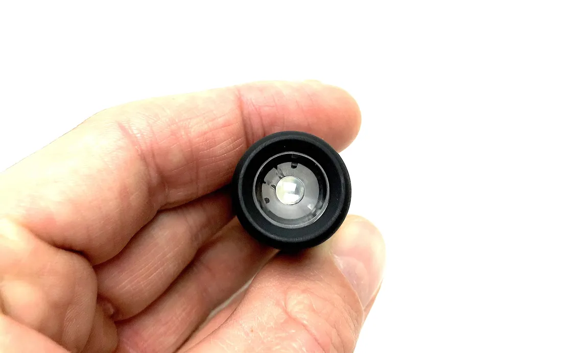 latarka-mala-usb-mini-akumulator-led-brelok-dioda-moc-znamionowa-5-w