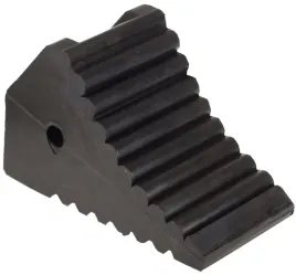 klin-gumowy-duzy-pod-kolo-zabezpieczenie-samochodu-przyczepki-na-postoju