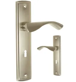 klamka-wewnetrzna-km-express-srebrna-dlugi-szyld-90-mm