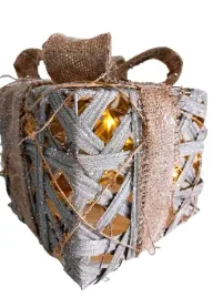 swiateczny-prezent-z-jutowa-kokarda-led-25x25-cm