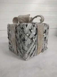 swiateczny-prezent-z-jutowa-kokarda-led-20x20-cm