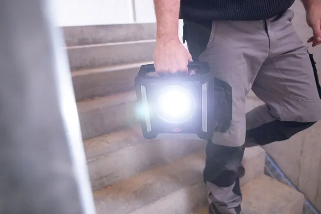 multi-battery-18v-system-reflektor-led-6050-ma-cas-jasnosc-6200-lm