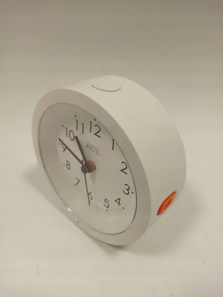 zegar-budzik-ade-bialy-4cm-zasilanie-baterie