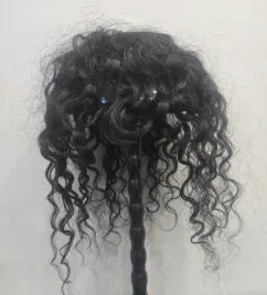 debut-peruki-z-wlosow-ludzkich-bob-z-grzywka-loki-brazylijskie-czarne-26-cm