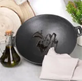 wok-zeliwny-hq-duzy-chinski-patelnia-azjatycka-2-uchwyty-30-cm-marka-orion-kolor-czarny