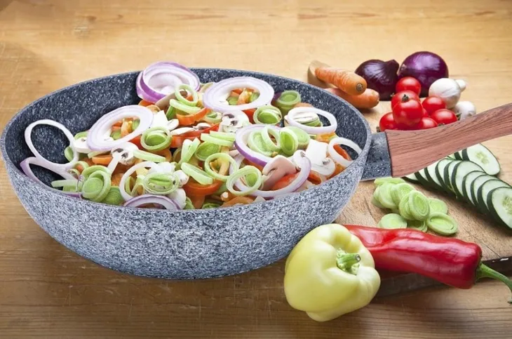 wok-patelnia-kamienna-szara-forest-line-28cm-kolor-srebrny-marka-berlinger-haus