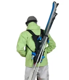 plecak-do-noszenia-nart-i-kijkow-wolne-rece-na-stoku