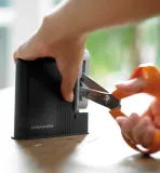 fiskars-functional-form-1000812-ostrzalka-do-nozyczek-clip-sharp-marka-fiskars-waga-z-opakowaniem-0-075-kg