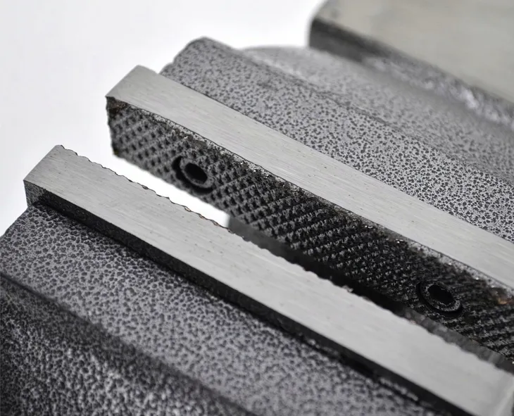 imadlo-slusarskie-obrotowe-z-kowadlem-150mm-bt-2403-seria-leo-tools