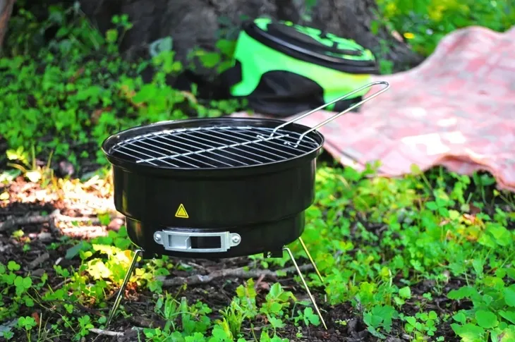 maly-przenosny-turystyczny-grill-na-wegiel-26cm-26cm-z-torba-w-zestawie-wysokosc-grilla-20-cm