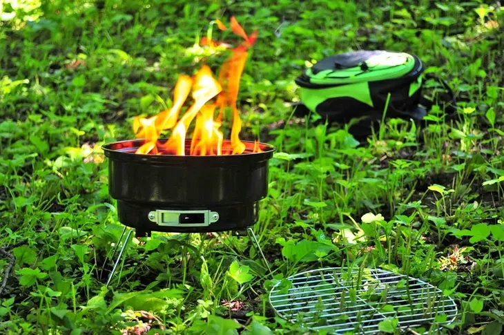 maly-przenosny-turystyczny-grill-na-wegiel-26cm-26cm-z-torba-w-zestawie-glebokosc-grilla-26-cm