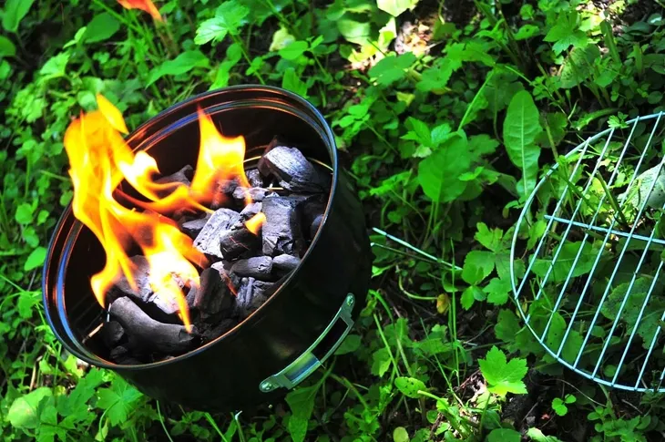 maly-przenosny-turystyczny-grill-na-wegiel-26cm-26cm-z-torba-w-zestawie-dlugosc-rusztu-26-cm