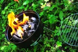 maly-przenosny-turystyczny-grill-na-wegiel-26cm-26cm-z-torba-w-zestawie-dlugosc-rusztu-26-cm