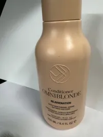 omniblonde-odzywka-ktora-odmienia-rozjasnione-i-zniszczone-blond-wlosy-250m