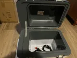 mini-lodowka-turystyczna-przenosna-22l-chlodzenie-12v-220-240v-do-samochodu-marka-adler