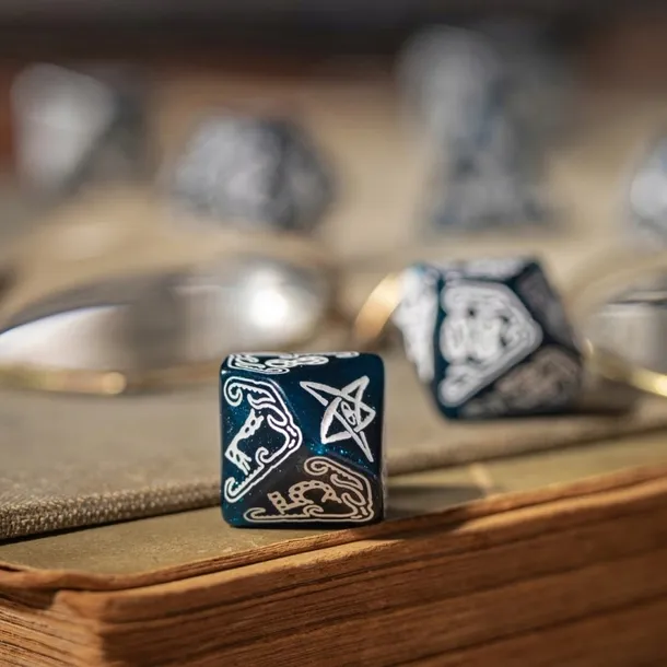 zestaw-kosci-zew-cthulhu-glebinowo-biale-waga-z-opakowaniem-0-06-kg