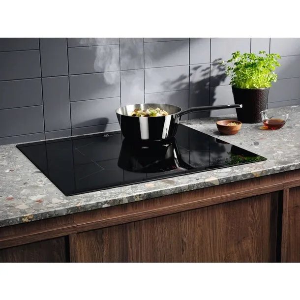 plyta-indukcyjna-electrolux-eis62443-wykonanie-plyty-szklo
