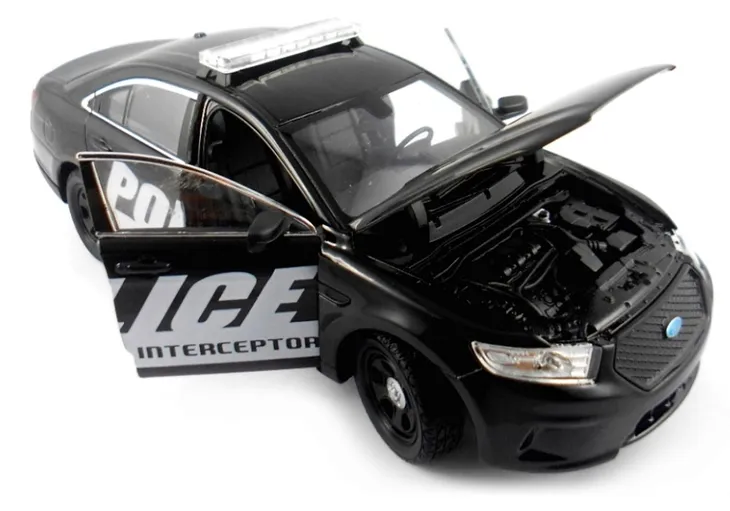 ford-police-interceptor-1-24-welly-wiek-dziecka-8-lat