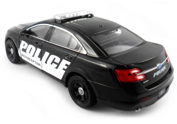 ford-police-interceptor-1-24-welly-waga-z-opakowaniem-1-kg