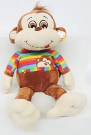 plusz-malpka-35-cm-w-teczowej-koszulce-siedzaca