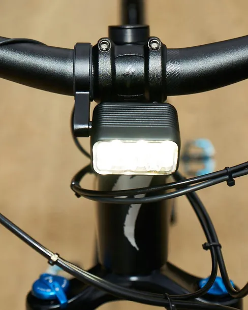 lampka-rowerowa-przednia-knog-blinder-e-czarny-1800-lm-zrodlo-swiatla-dioda-led
